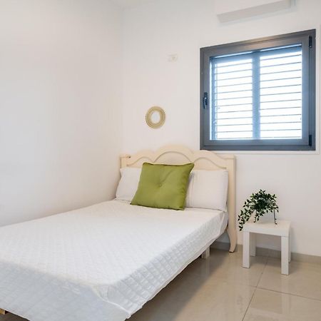 Balfour Sea View City Center Naharija Kültér fotó