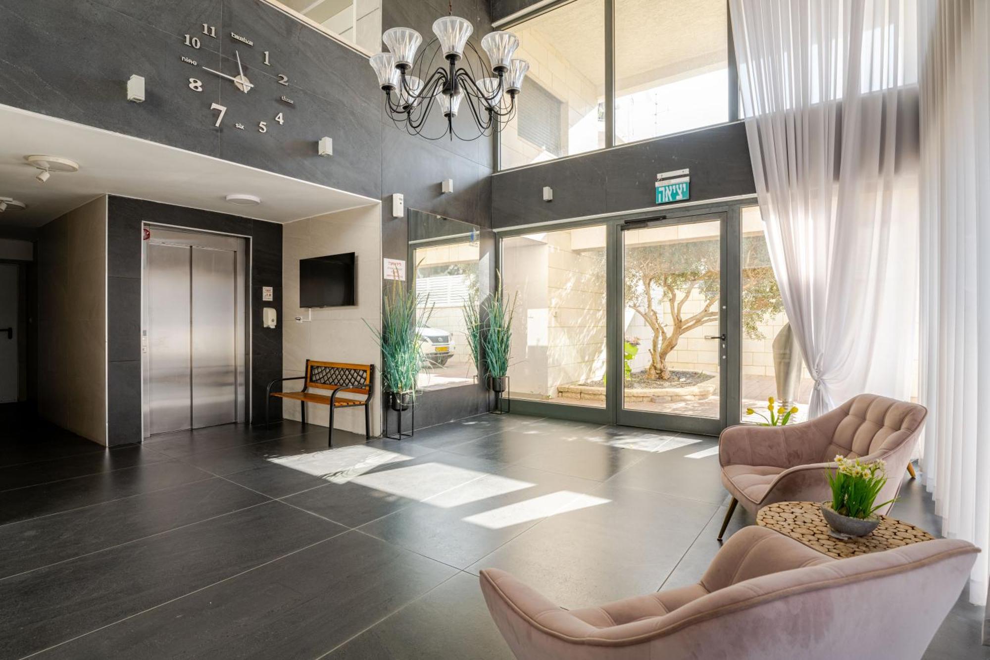 Balfour Sea View City Center Naharija Kültér fotó