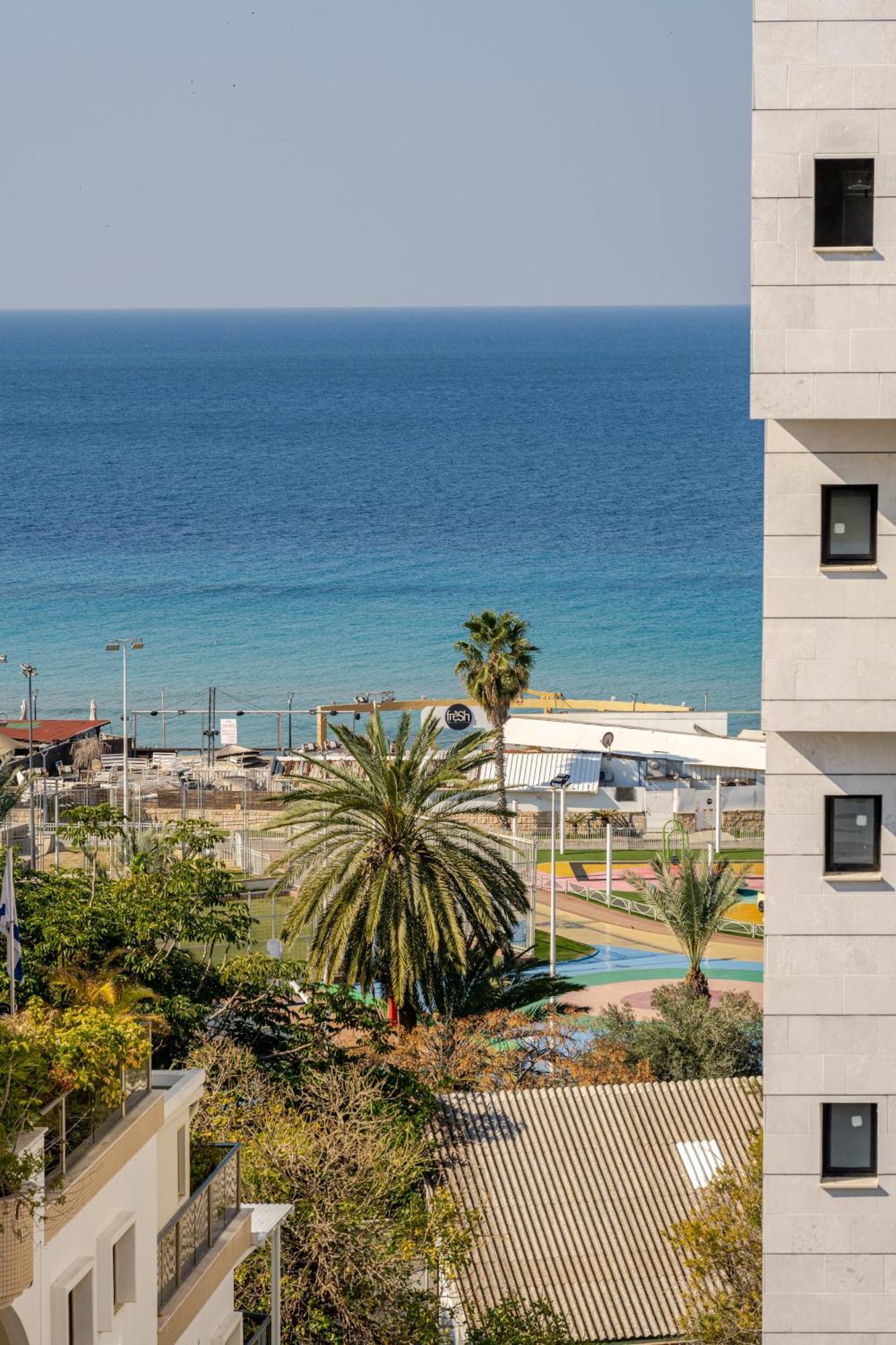 Balfour Sea View City Center Naharija Kültér fotó